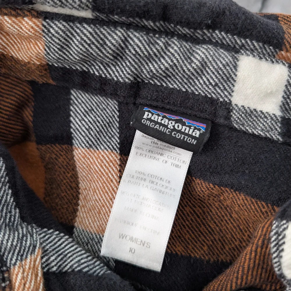 Patagonia Women's Organic Cotton Black and Brown Plaid Shirt Jacket - Picture 7 of 7
